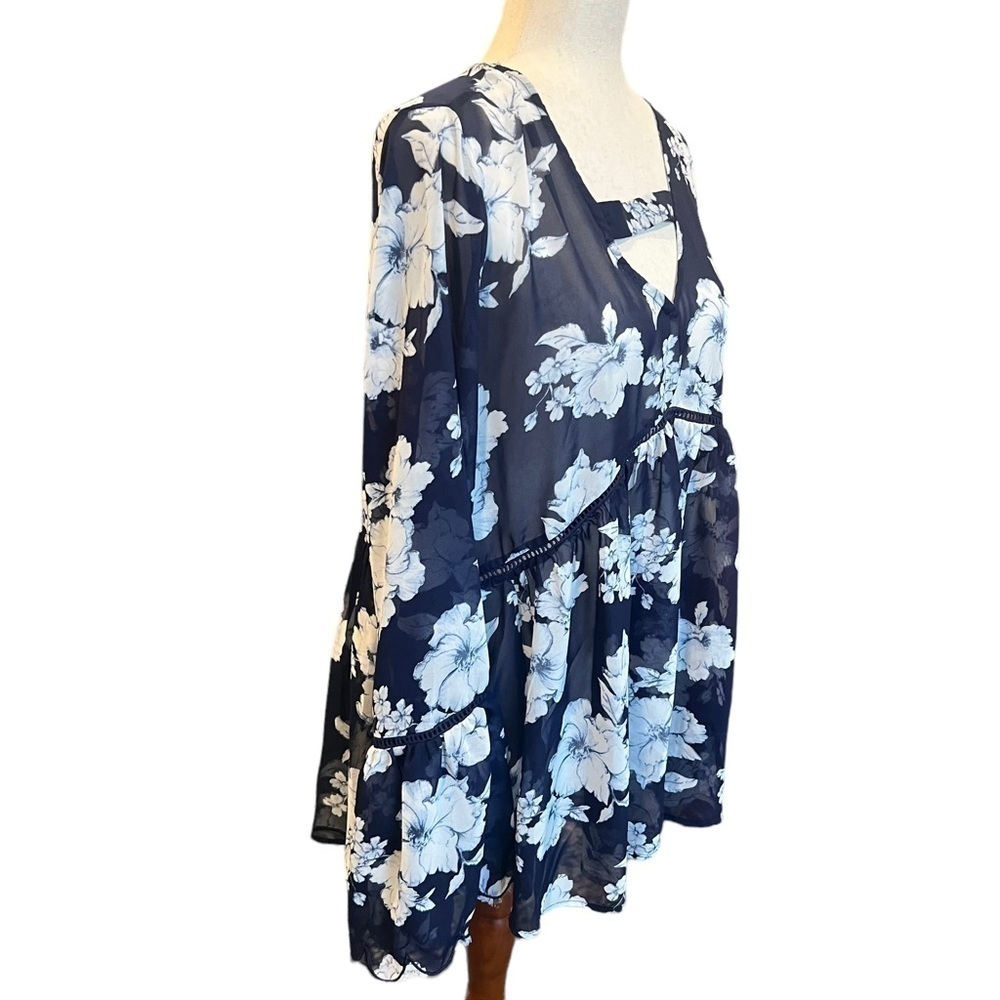Crescent Sheer Floral Navy Top Scalloped Edge Flowy. Office Career Size: Large - Picture 5 of 10